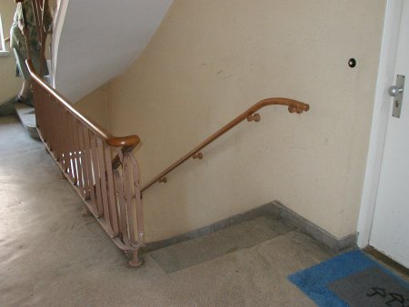 Ein Wandhandlauf bringt mehr Sicherheit auf der Treppe.